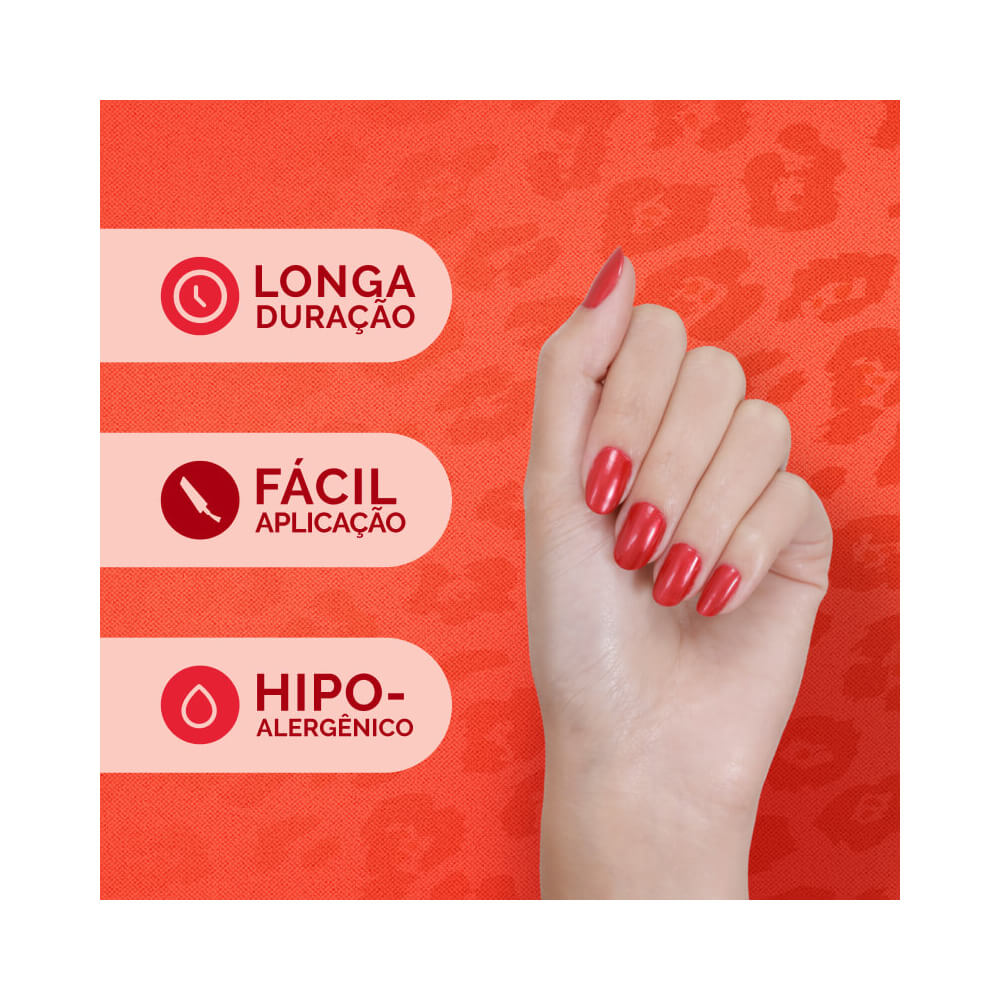 Mão com unhas pintadas segurando pincel, destacando atributos do esmalte
