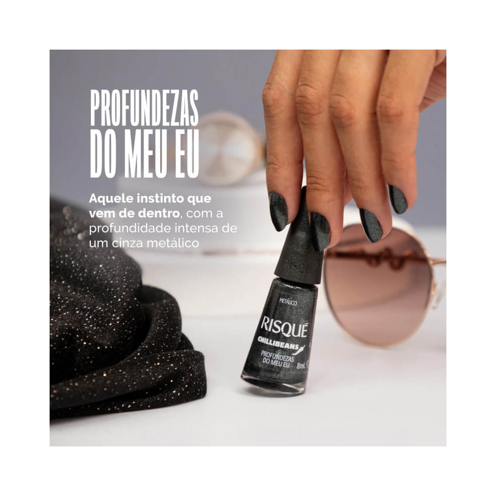 Mão com unhas pintadas e frasco do esmalte Profundezas do Meu Eu