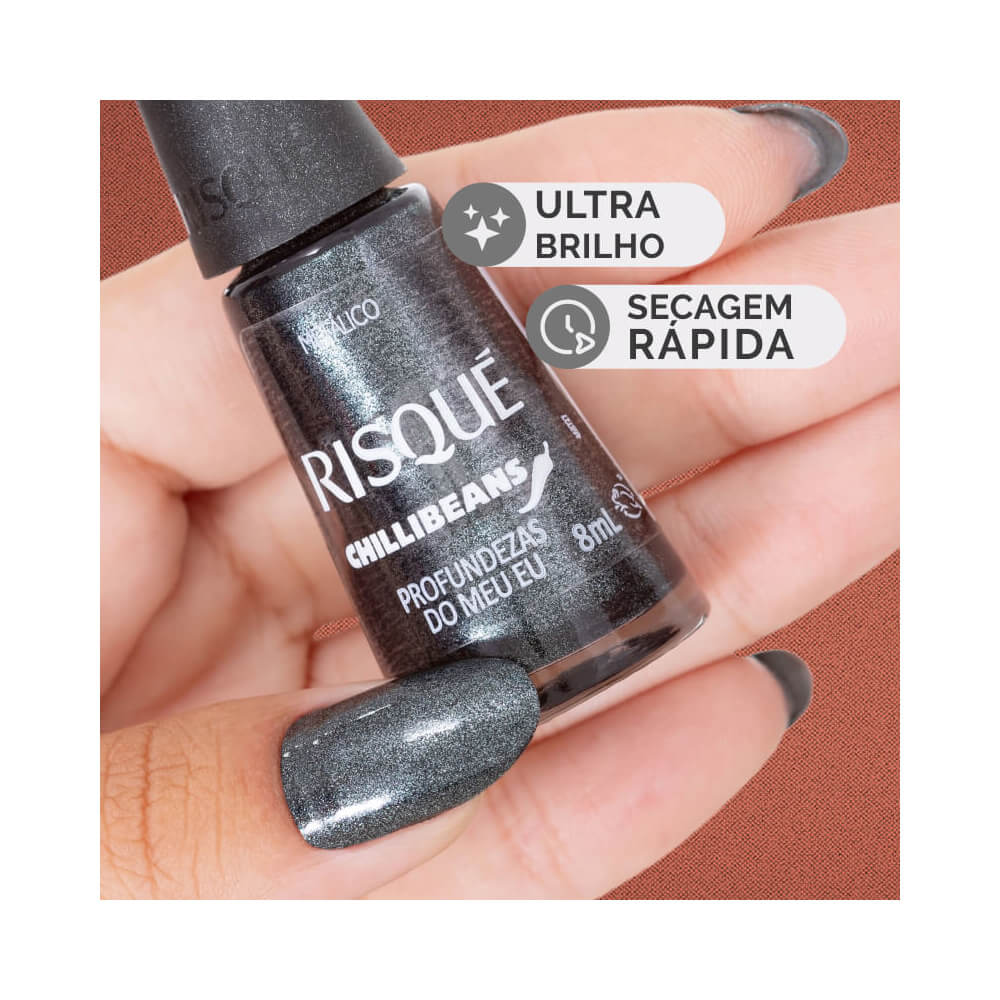 Close em unhas pintadas com esmalte metálico cinza Profundezas do Meu Eu