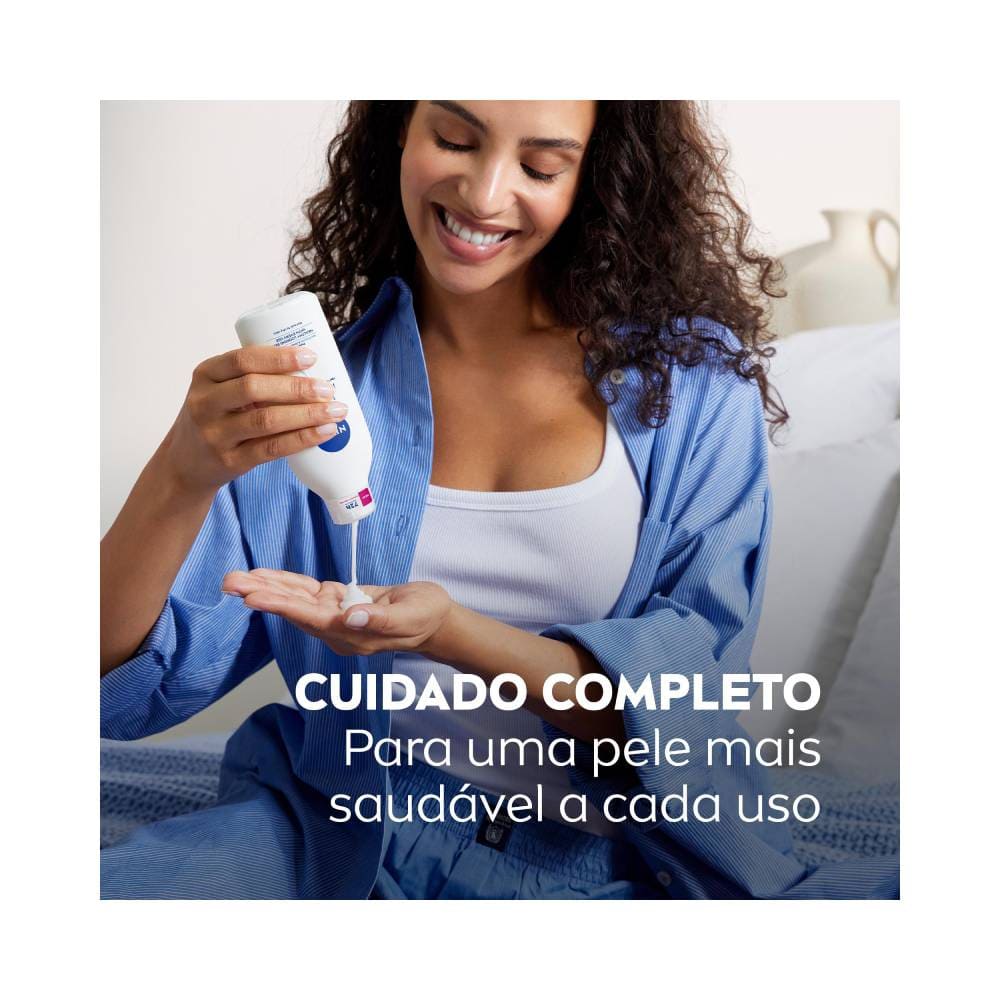 Mulher aplicando a loção NIVEA Lotion Express nas mãos
