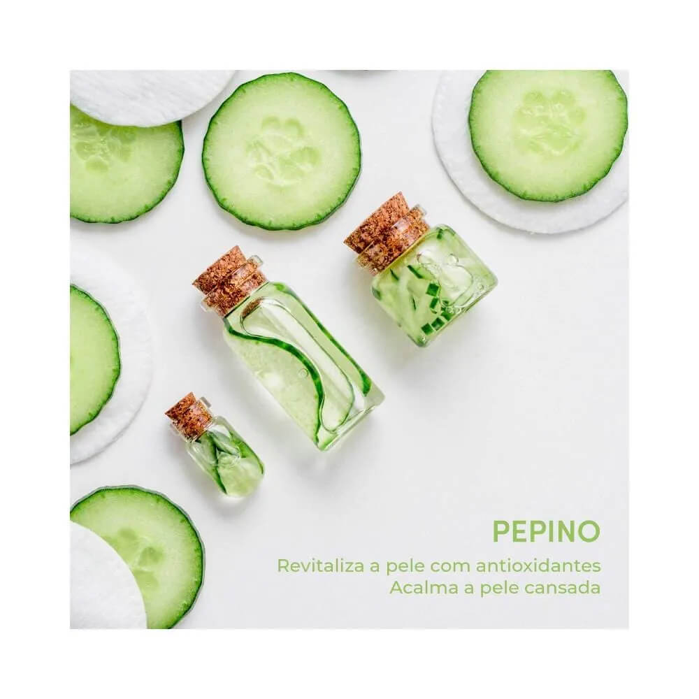Fatias de pepino e frascos com extrato mostrando o ingrediente ativo