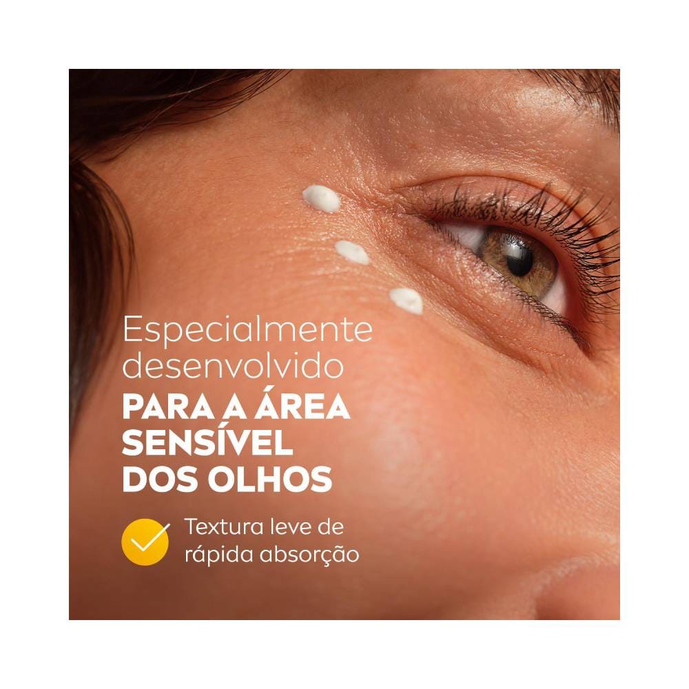 Close da aplicação do creme Nivea Q10 Energy na área dos olhos