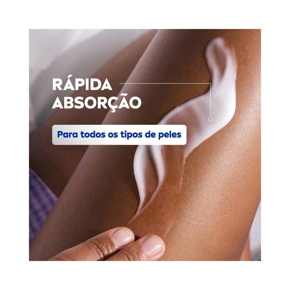 Close na textura da loção Nivea Flor de Cerejeira aplicada na pele