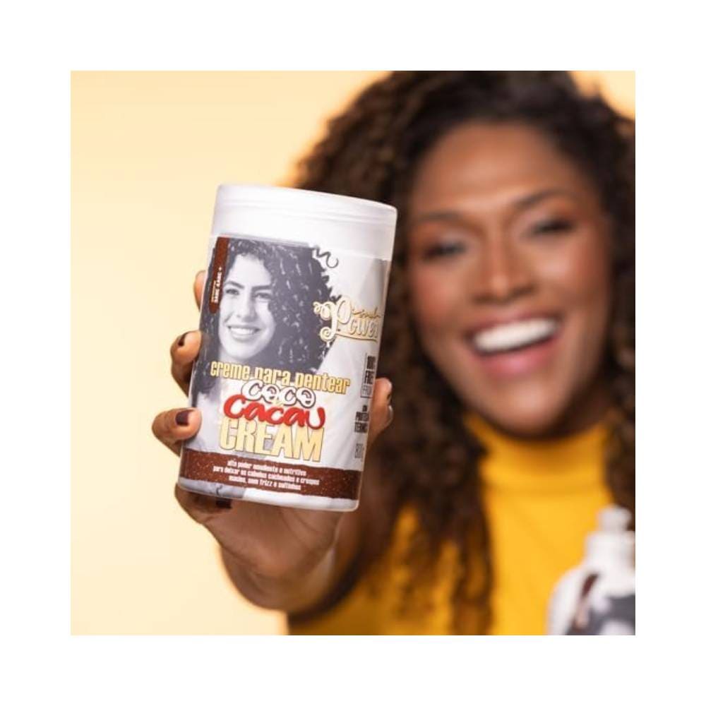 Mulher segurando o creme para pentear Soul Power Coco e Cacau 800g
