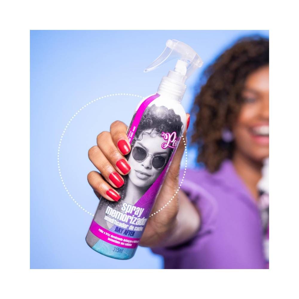 Mão segurando o Spray Umidificador de Cachos Soul Power Day After 315ml