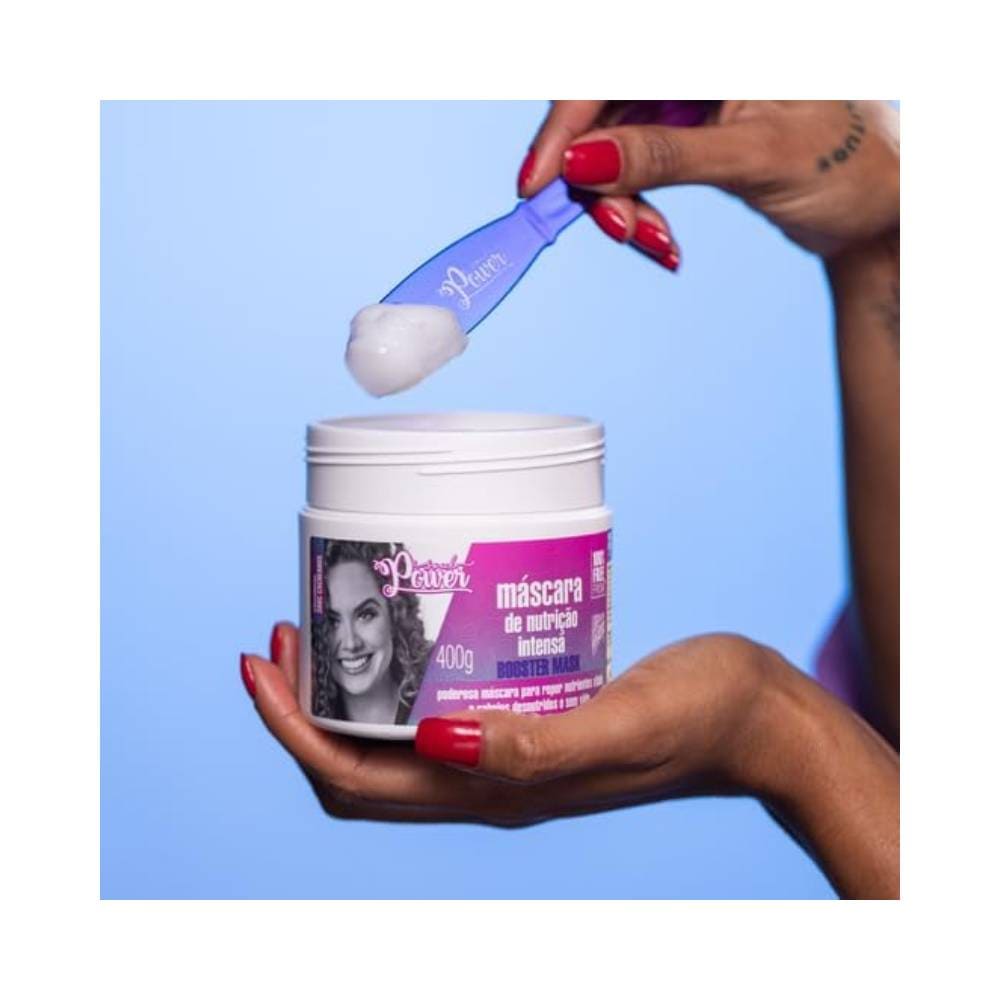Detalhe do creme da máscara sendo retirado com espátula
