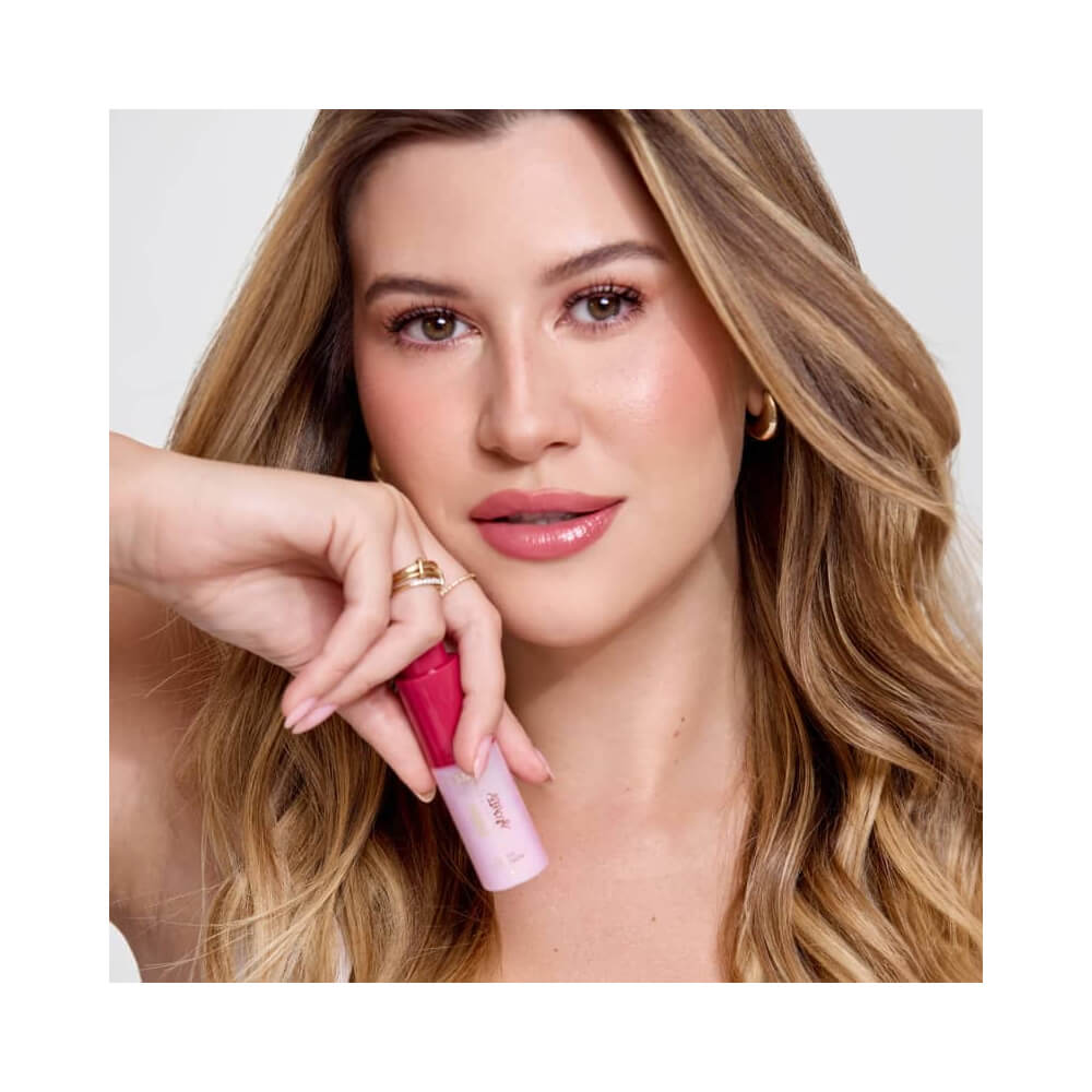 Modelo segurando o Primer Niina Secrets Hidra Glow 16ml mostrando efeito iluminado na pele