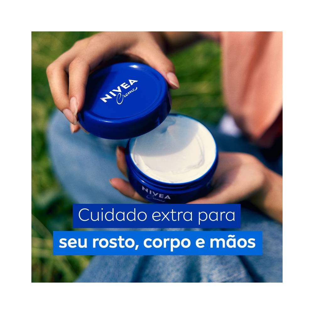 Mãos abrindo lata azul do Creme NIVEA 97g mostrando o creme