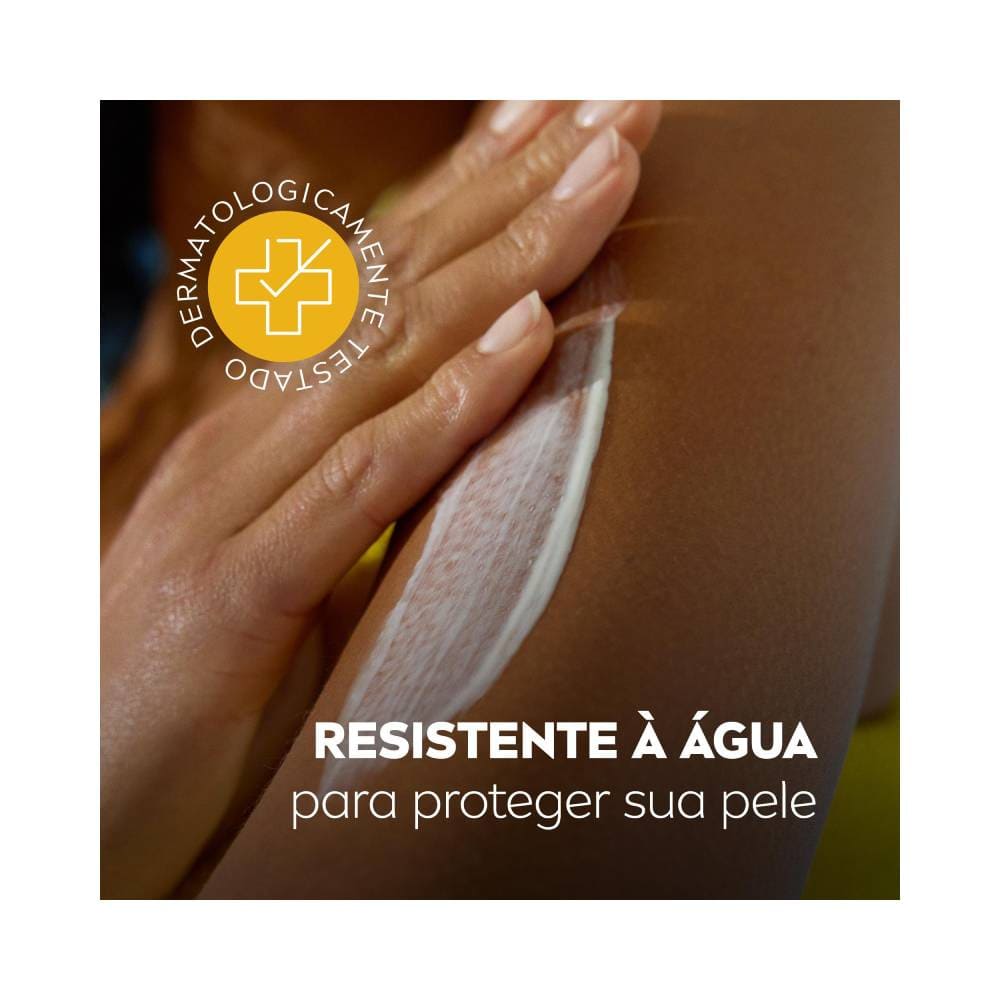 Aplicação do protetor solar NIVEA SUN na pele, textura e resistência à água