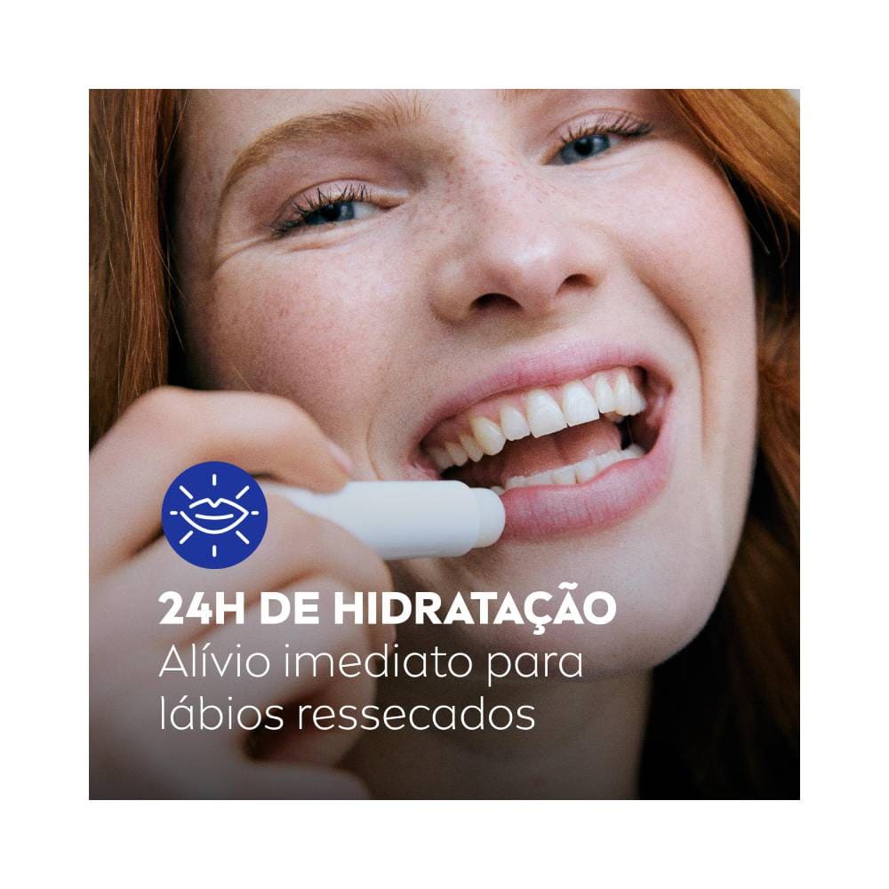 Aplicação do protetor labial NIVEA Med Repair nos lábios