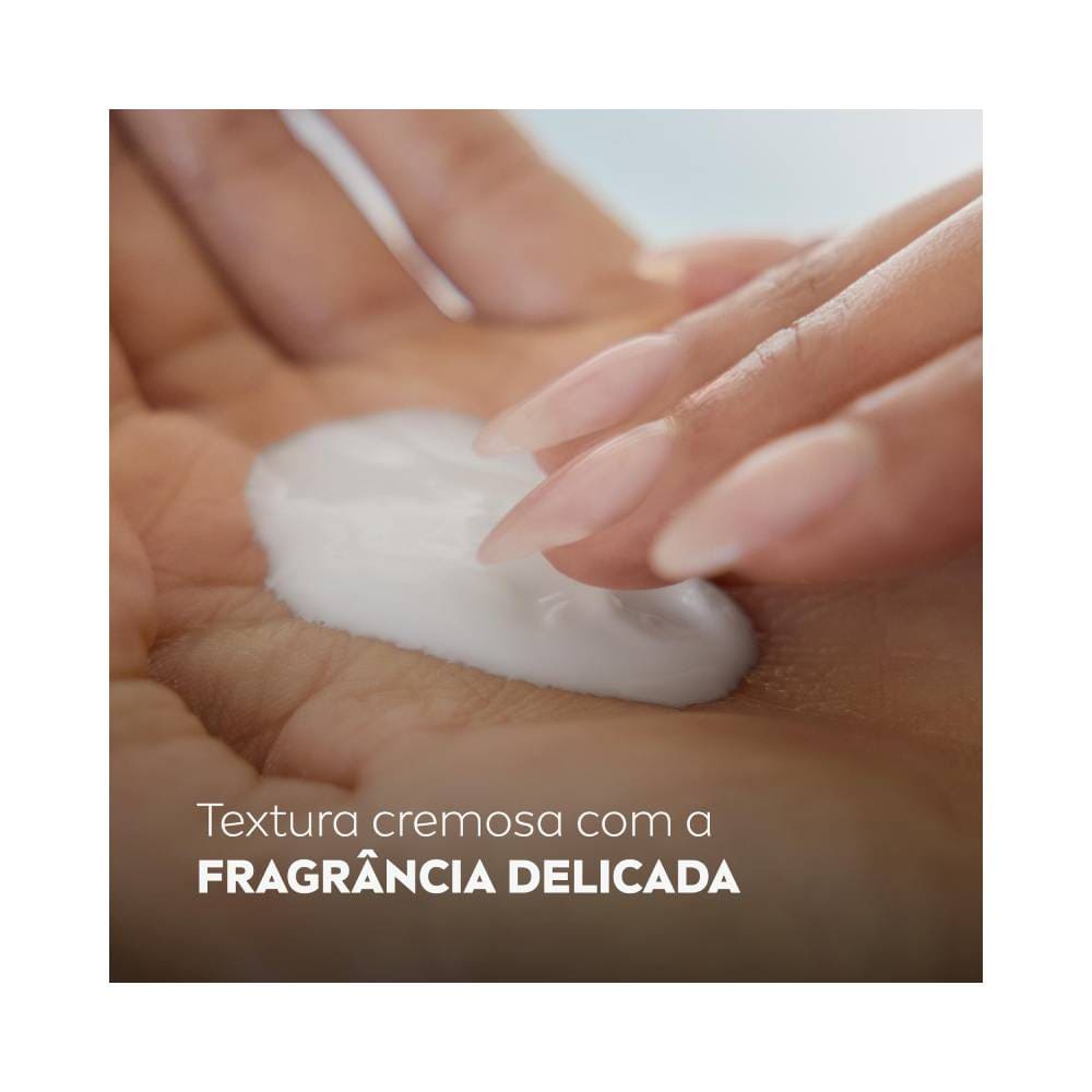 Textura cremosa do sabonete NIVEA Creme Soft na palma da mão