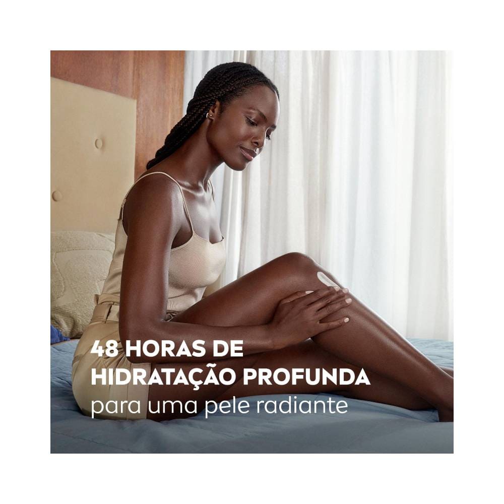 Aplicação do hidratante Nivea no braço destacando 48 horas de hidratação