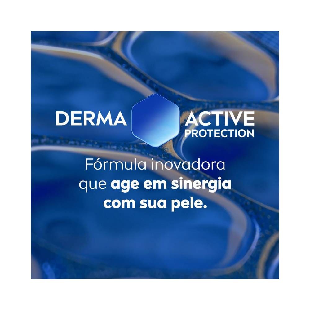Homem segurando desodorante Nivea Men Original Protect