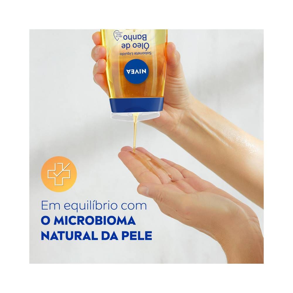 Produto sendo despejado na palma da mão, mostrando textura e consistência