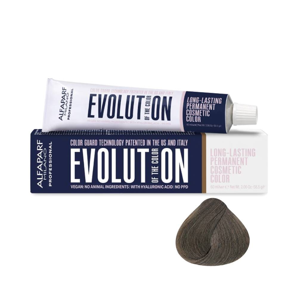 Amostra de cabelo na cor Louro Médio Cinza 7.1 com reflexos frios e brilho