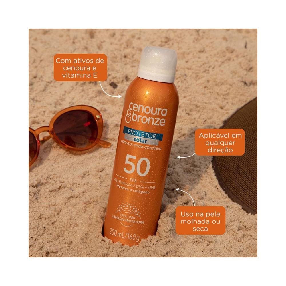 Protetor solar Cenoura & Bronze em areia de praia com gotas de água