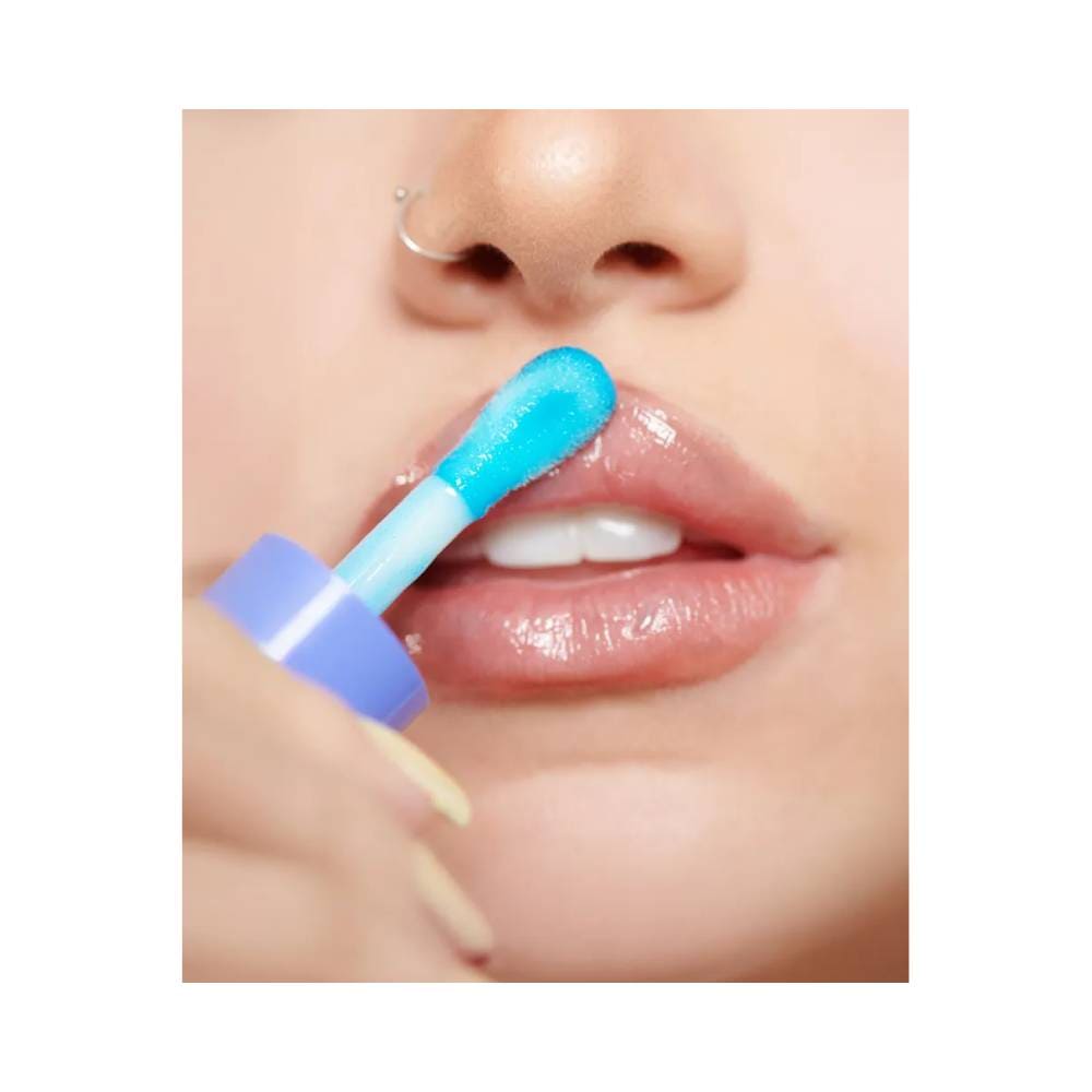 Aplicação do gloss labial Lip Juice Mari Maria Blueberry nos lábios