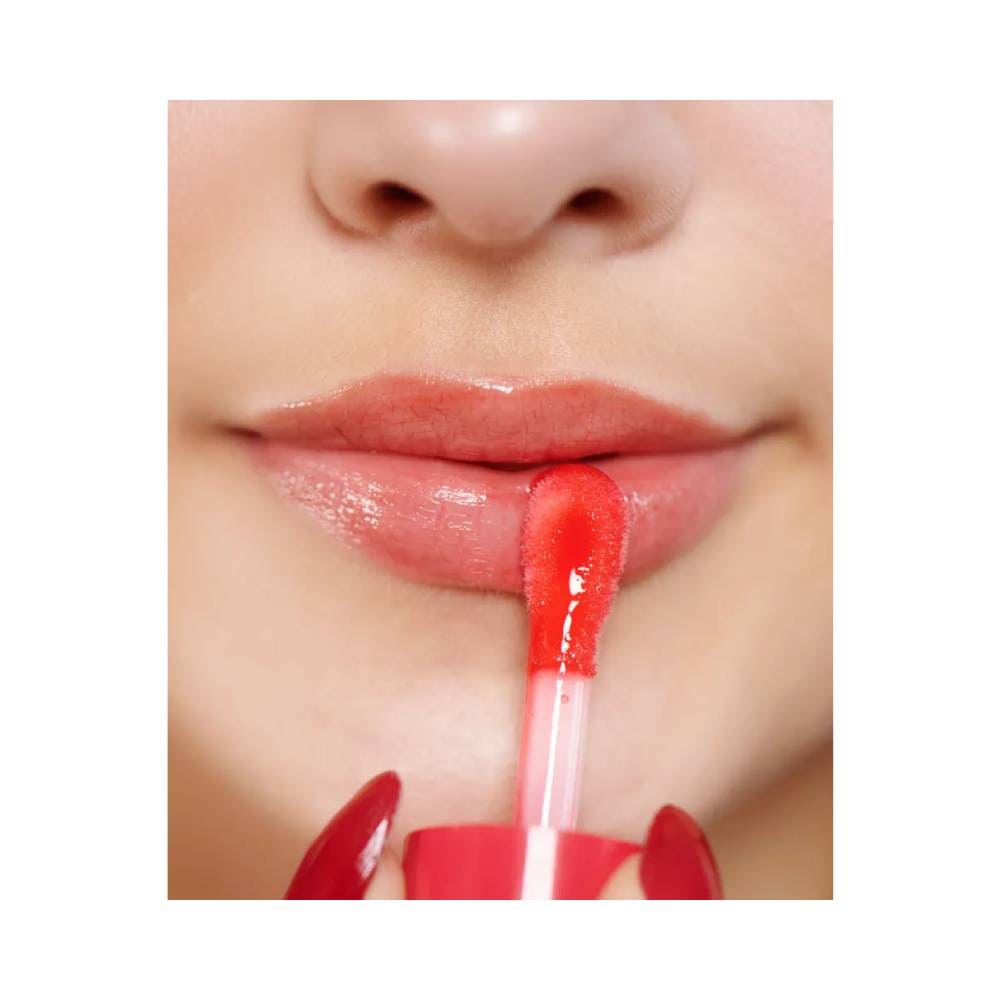 Aplicação do Lip Juice Mari Maria Morango nos lábios com aplicador esponjoso