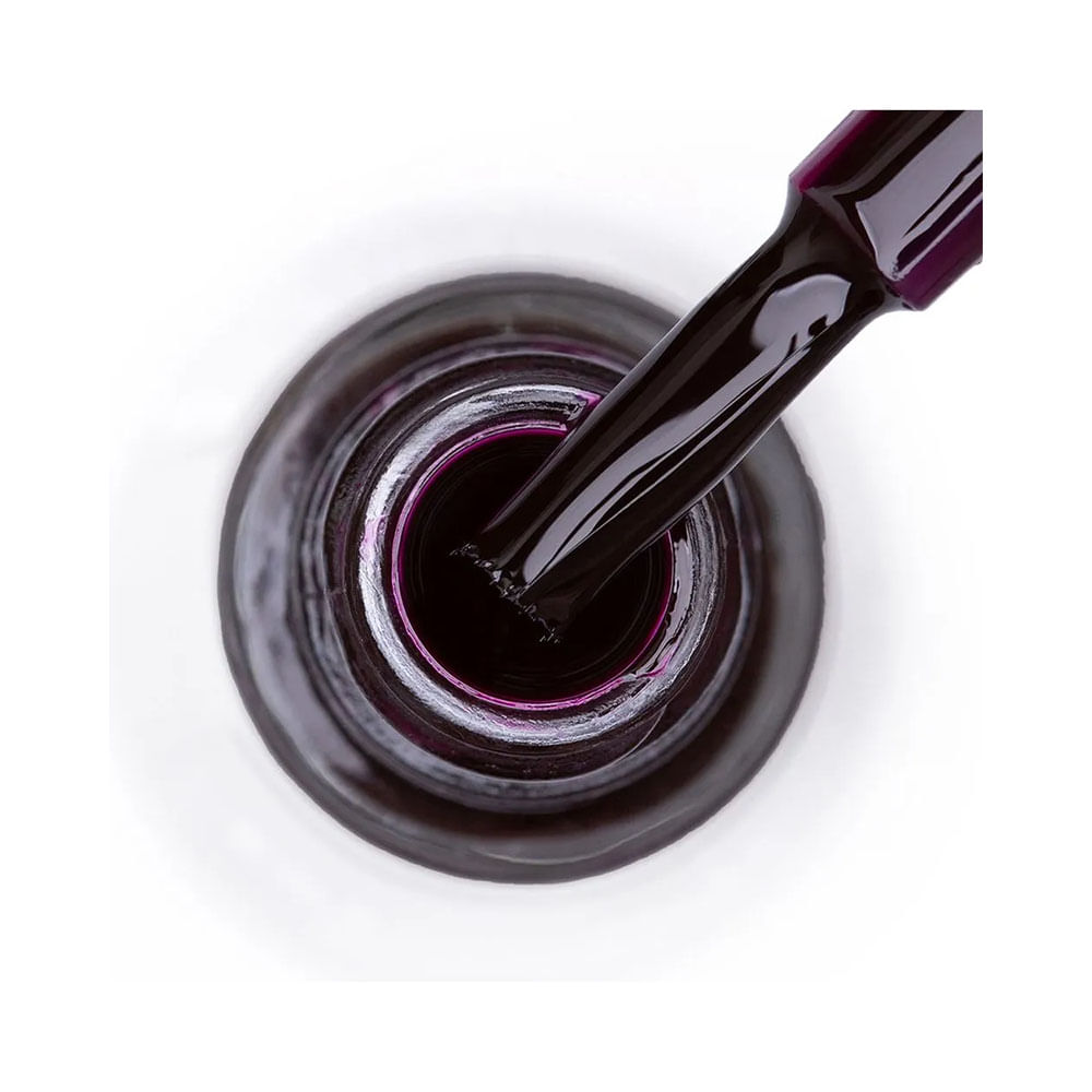 Close no pincel do esmalte Risqué Me Deixa Ameixa mostrando consistência e cor