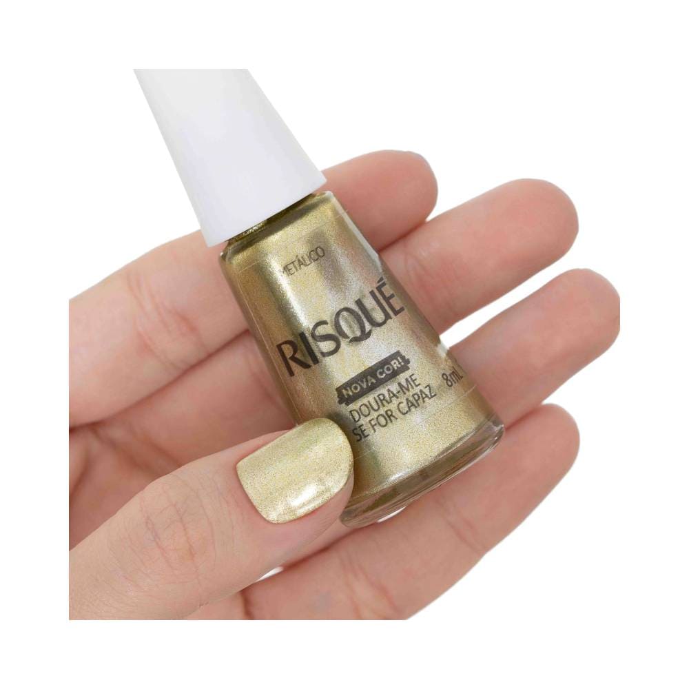 Detalhe da aplicação do esmalte metálico Risqué Doura-me se for Capaz