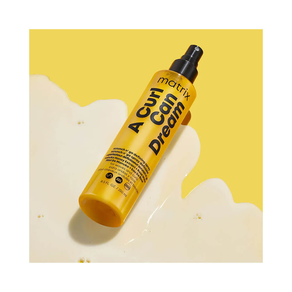 Frasco inclinado do Leave-in Matrix A Curl Can Dream 250ml em fundo amarelo