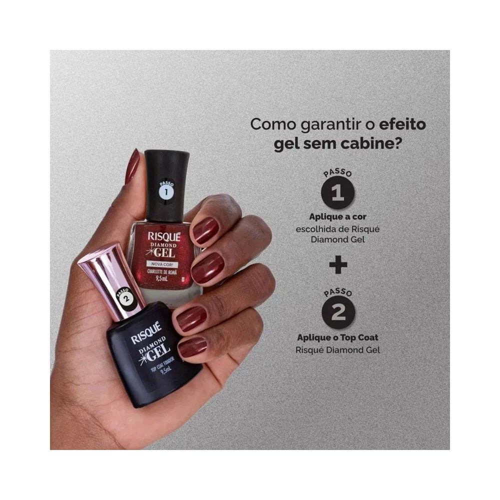 Mão segurando frascos de esmalte Risqué Diamond Gel Charlotte de Romã com instruções