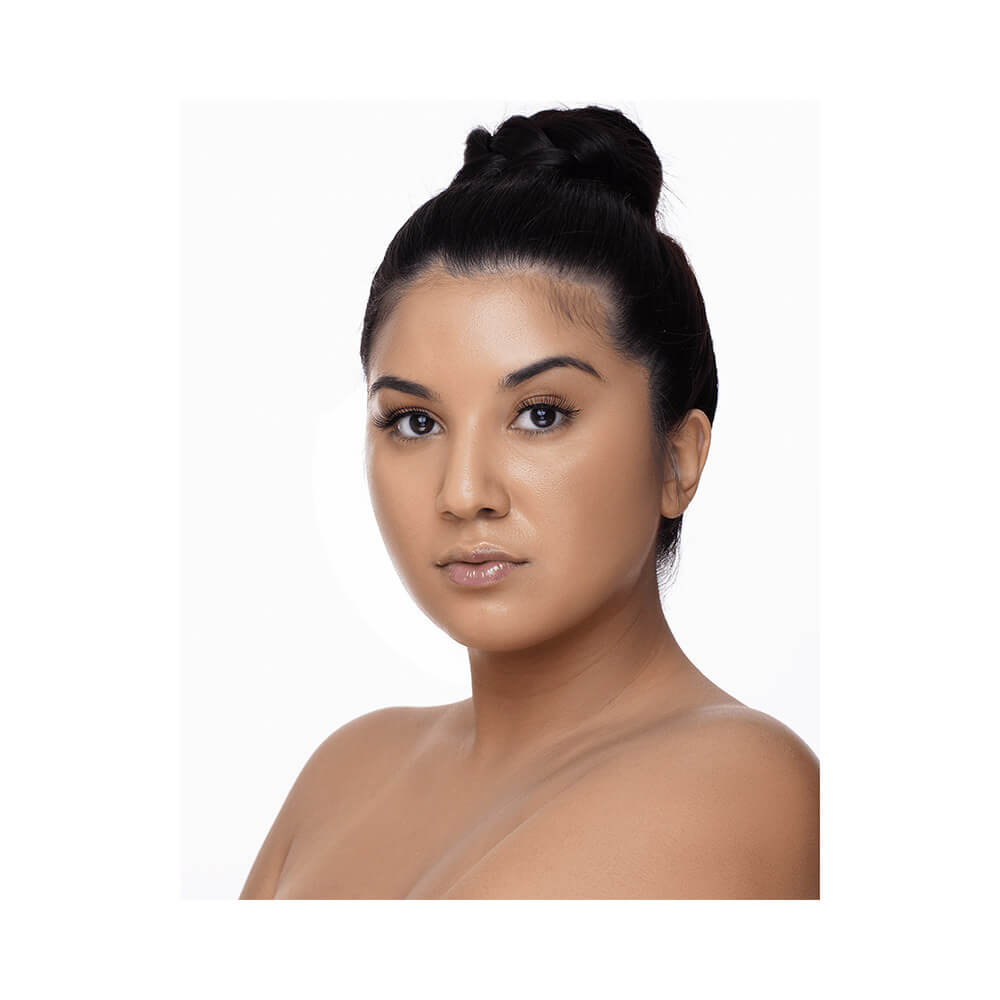 Mulher com pele clara e textura suave usando Base Líquida Bruna Tavares Skin L60