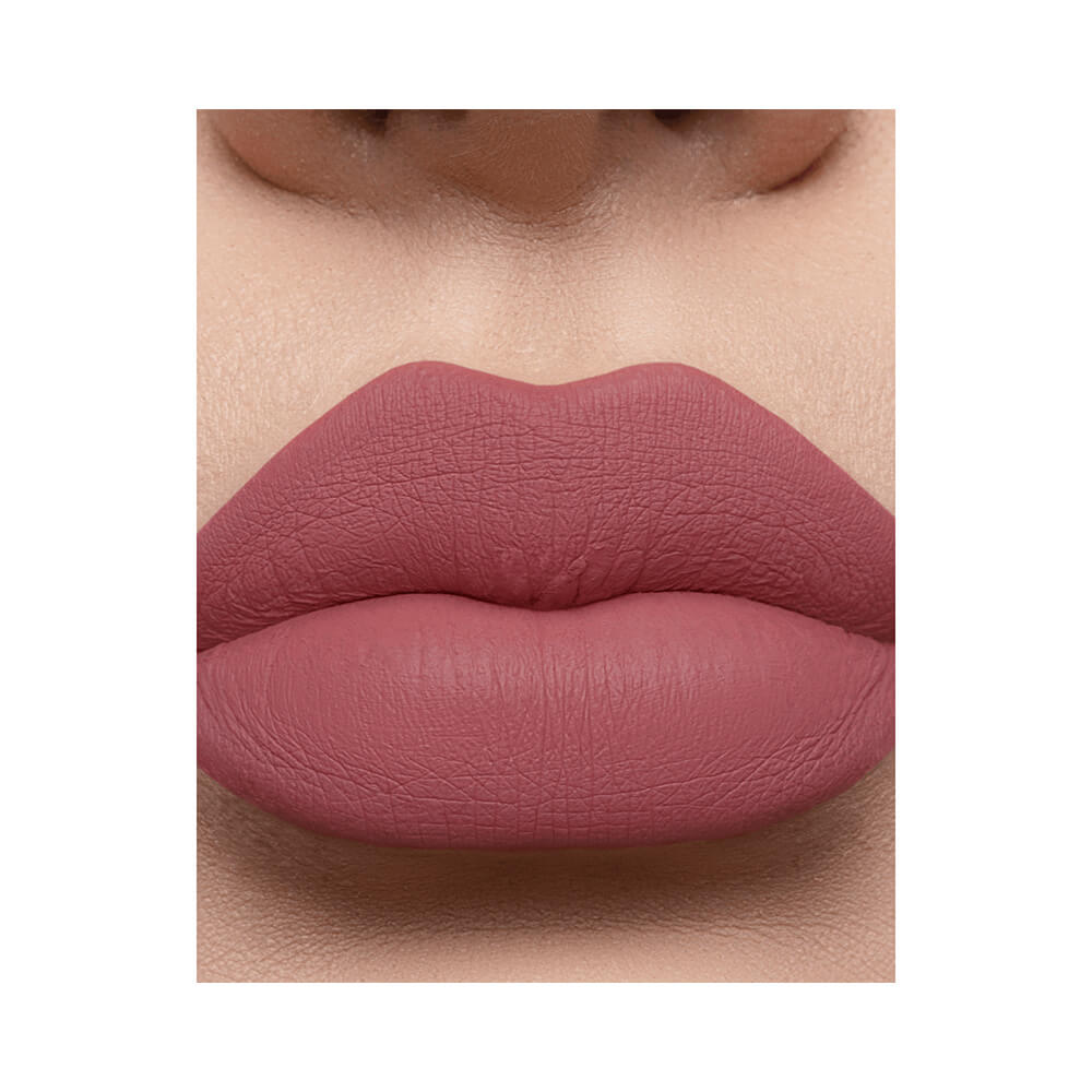 Close dos lábios com o Batom Líquido Bruna Tavares Lips Matte Amanda aplicado
