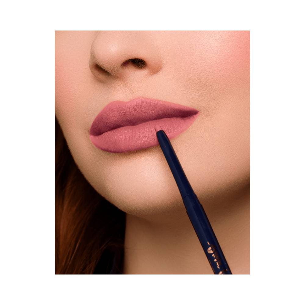 Close nos lábios usando Lapiseira Labial Bruna Tavares Lipshap Beige Rosé com acabamento fosco