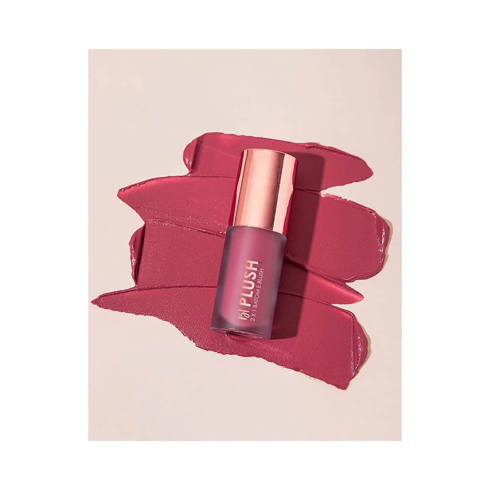 Batom Bruna Tavares Plush Bela em fundo rosa claro destacando a cor Bela