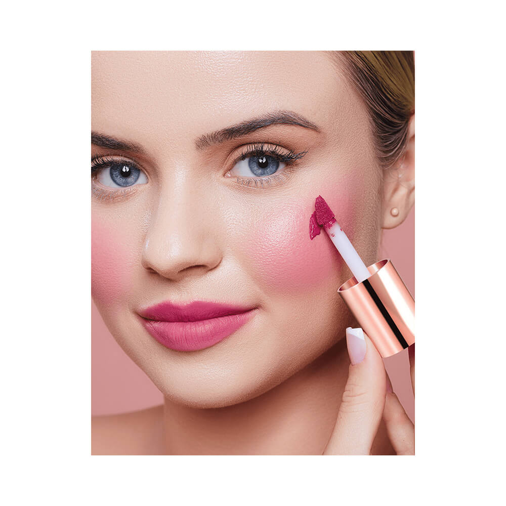 Mulher aplicando Batom Bruna Tavares Plush Bela cor Bela