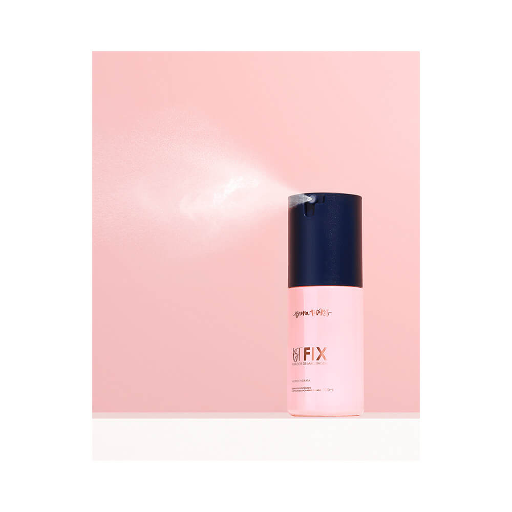Bruma Fixadora Bruna Tavares Fix 100ml borrifando névoa fina com fundo rosa claro