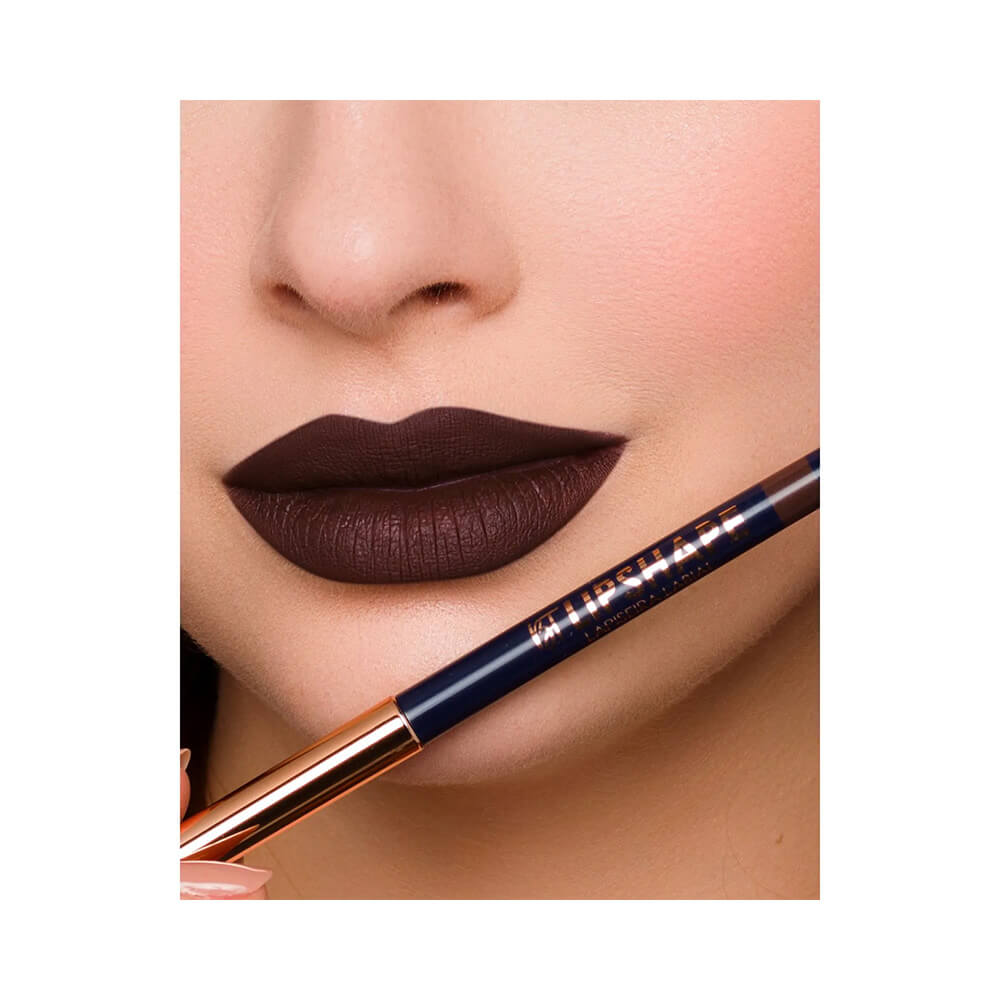 Close nos lábios com acabamento matte e cor Deep Brown destacando a textura do produto