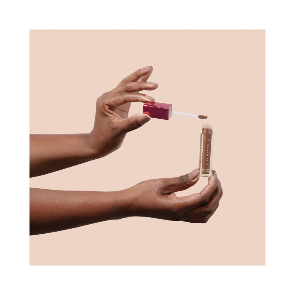 Batom Niina Secrets Rosa Lótus em composição elegante com pétala