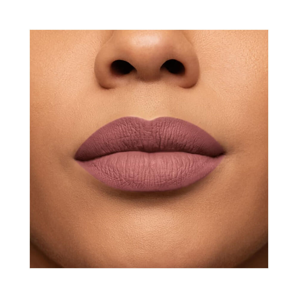 Close dos lábios com Batom Niina Secrets Malva Camélia mostrando acabamento matte