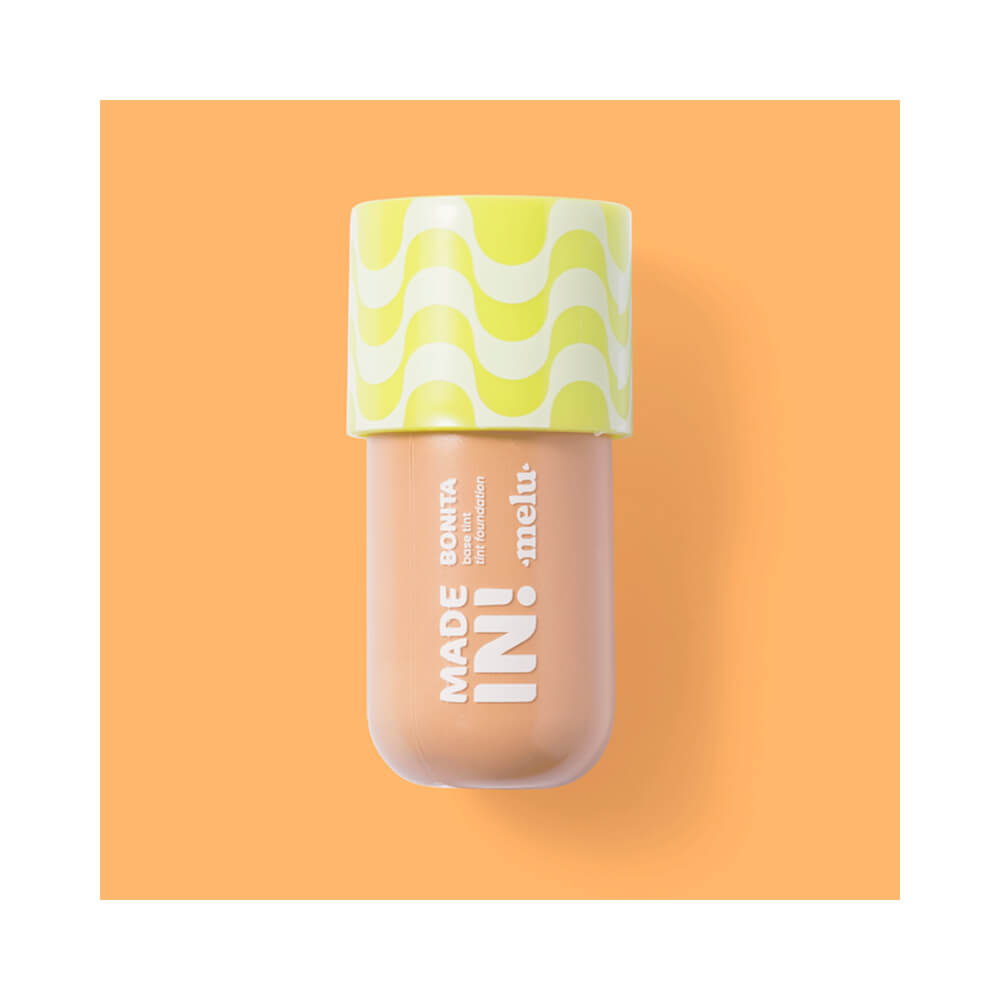 Base Melu Foundation Tint 70 em destaque sobre fundo laranja