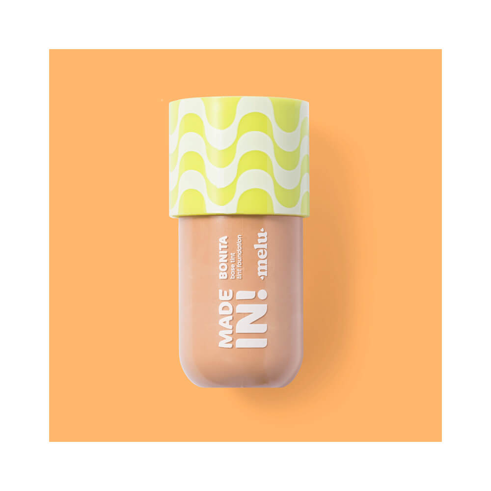 Base Melu Foundation Tint 80 em fundo laranja vibrante