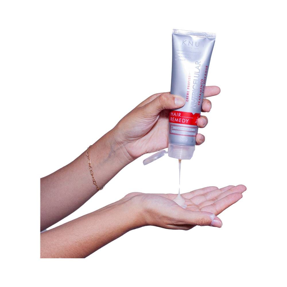 Mãos aplicando o creme Knut Hair Remedy Nutricelular na palma da mão