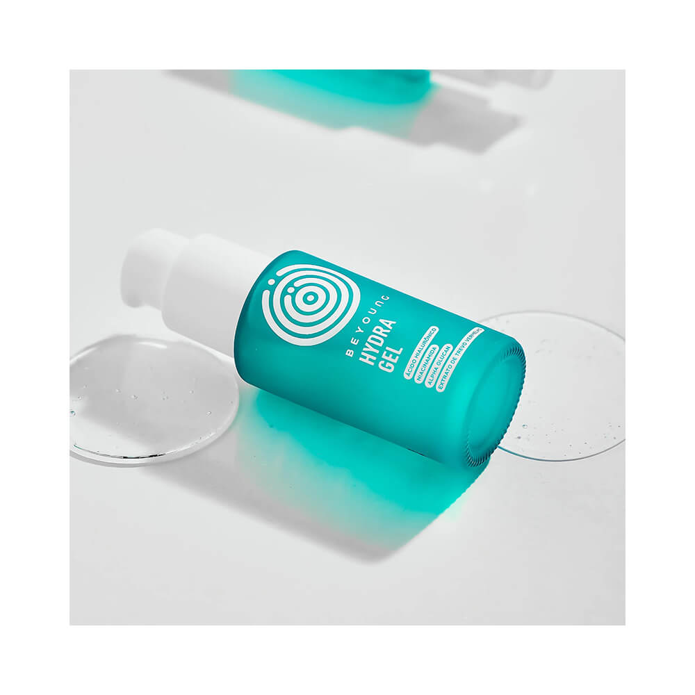 Hidratante Beyoung Hydra Gel 30ml frasco deitado com gotas de gel ao redor