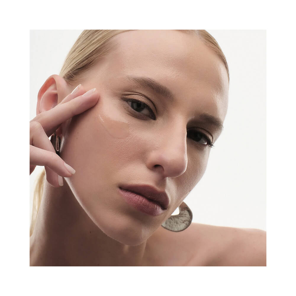 Close aplicando o Sérum Facial Beyoung Acne Control textura leve transparente