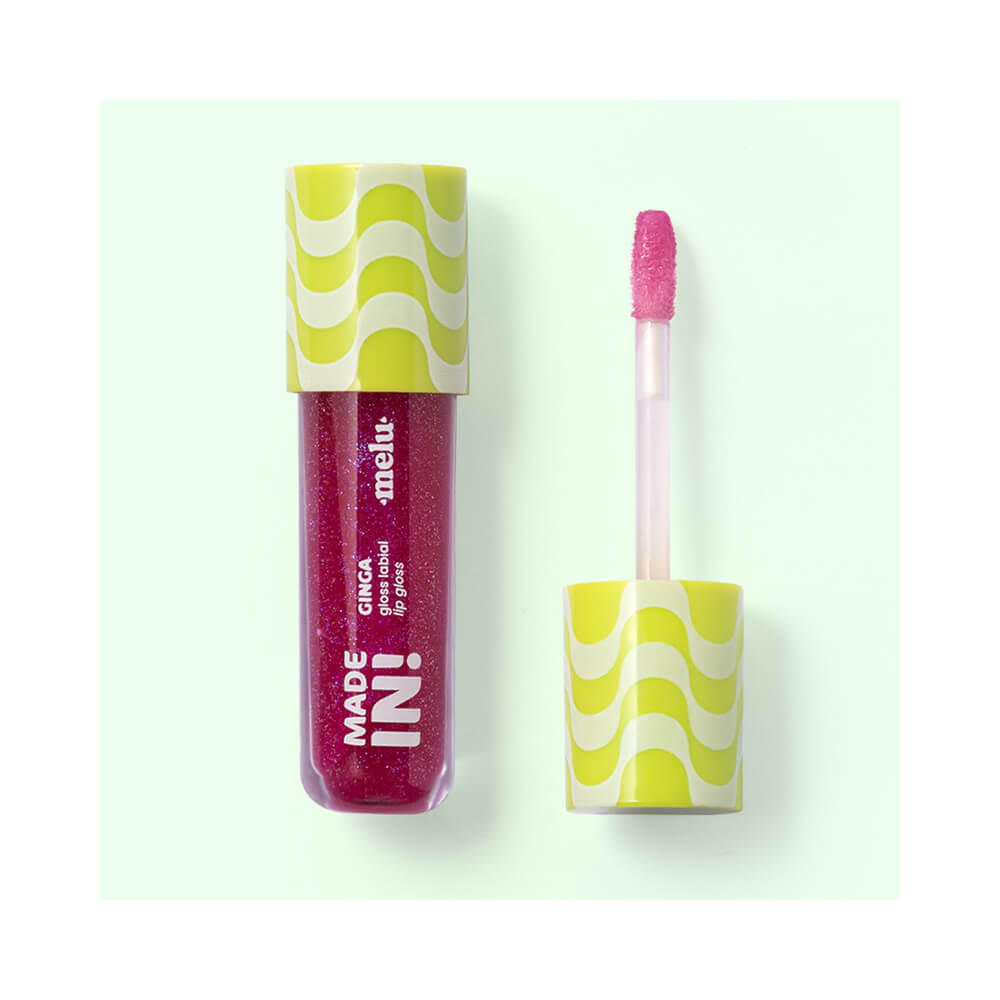 Aplicador do Gloss Melu com produto rosa brilhante