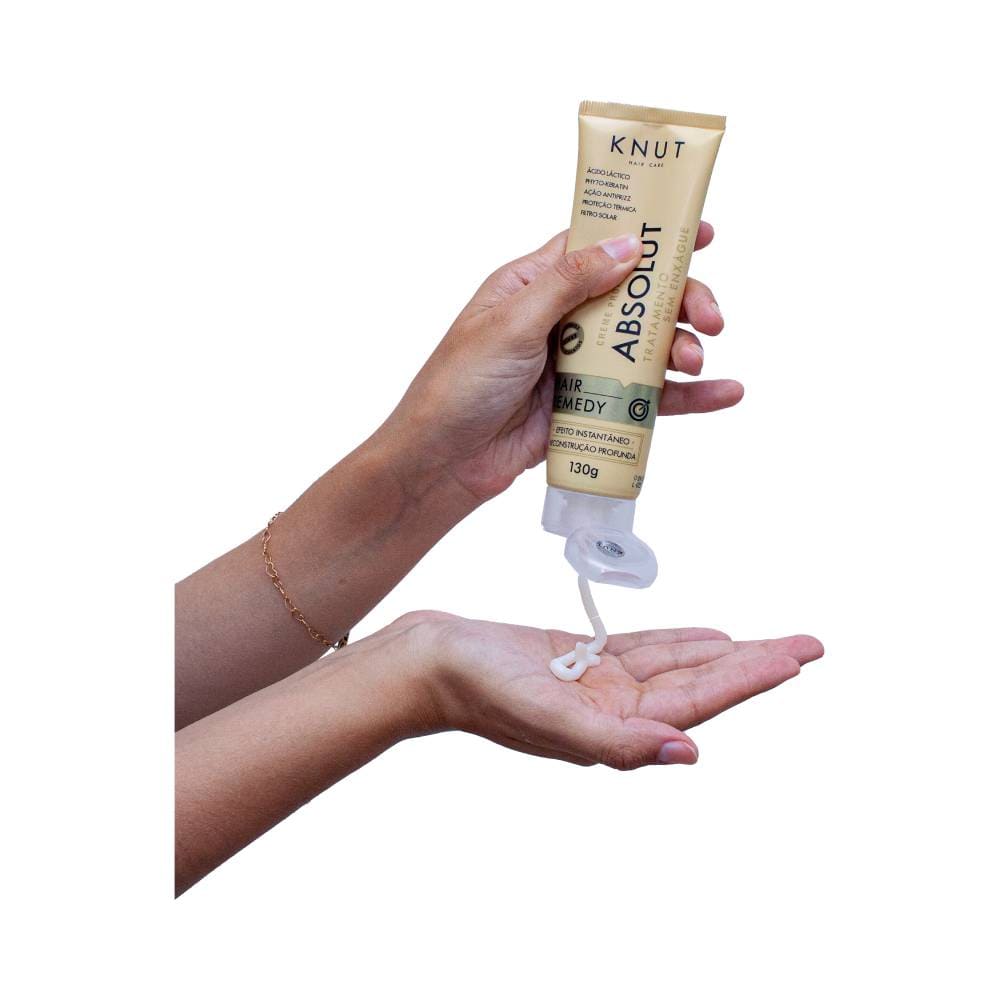 Aplicação do creme branco nas mãos mostrando textura cremosa e fácil espalhabilidade
