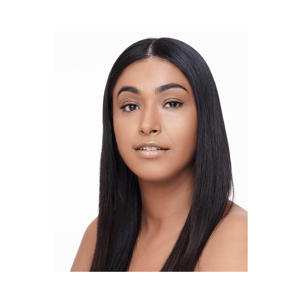 Mulher sorrindo com maquiagem natural usando a Base Líquida Bruna Tavares Skin M30