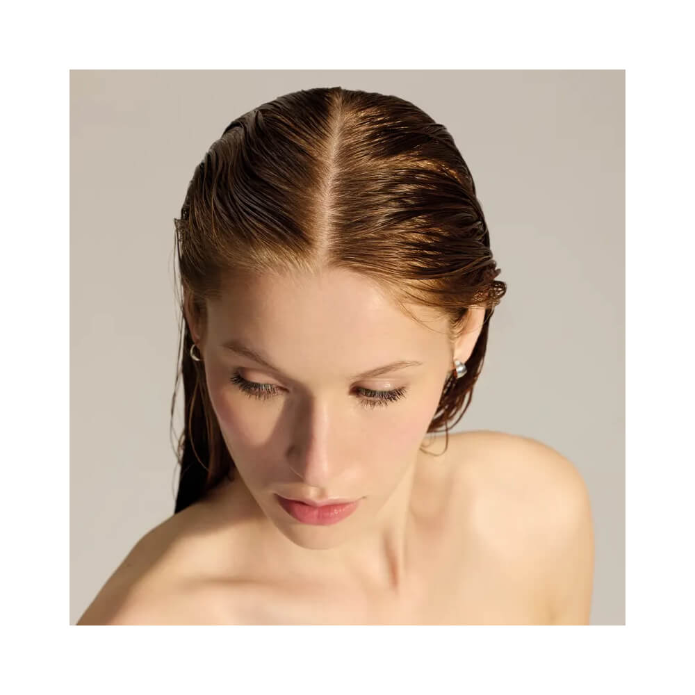 Close couro cabeludo saudável com cabelo molhado