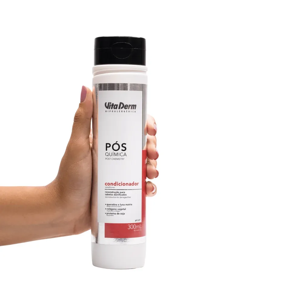 Frasco do condicionador Vita Derm com rótulo vermelho destacando 'Pós Química'