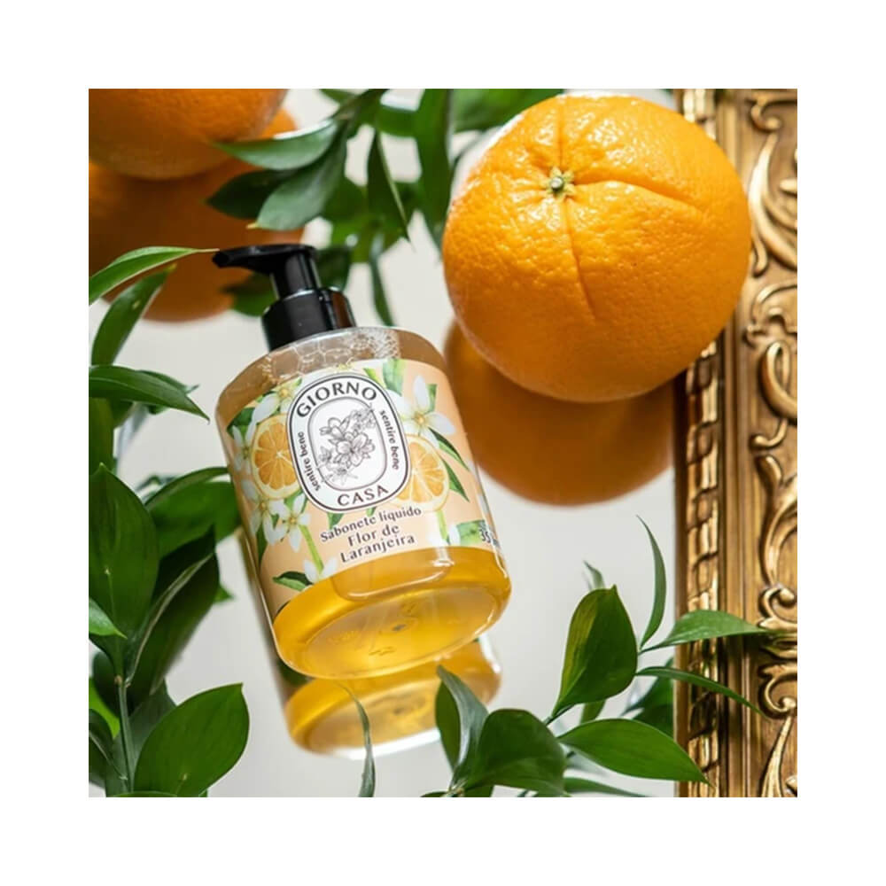 Sabonete líquido Giorno Bagno Flor de Laranjeira 350ml em ambiente natural com laranjas e folhas verdes