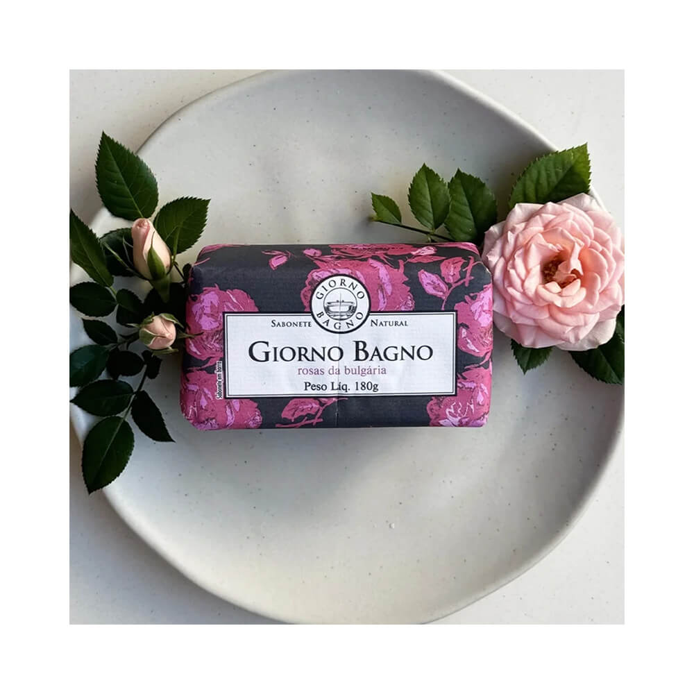 Sabonete Giorno Bagno Rosas da Bulgária 180g sobre prato branco com rosas naturais