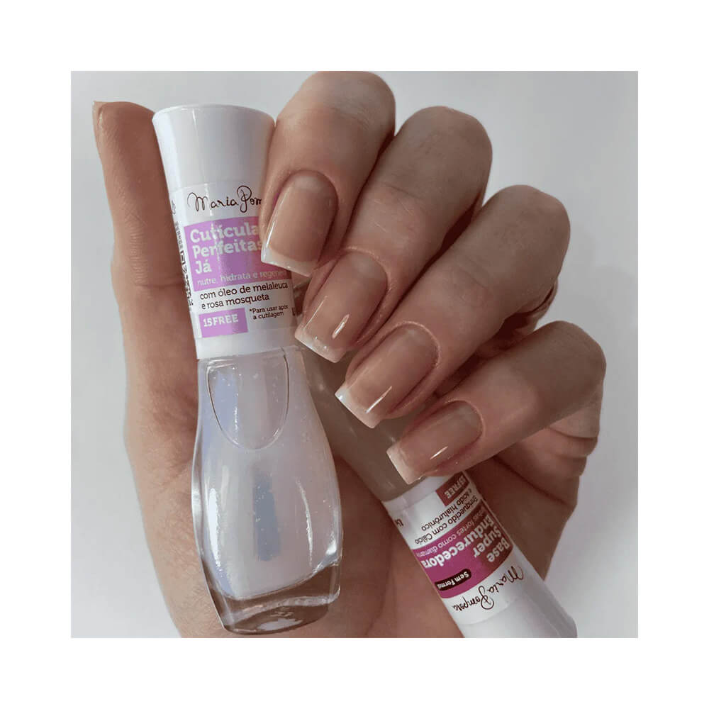 Mão segurando frasco de Sérum Nutritivo Maria Pomposa Cutículas Perfeitas Já com unhas naturais e bem cuidadas