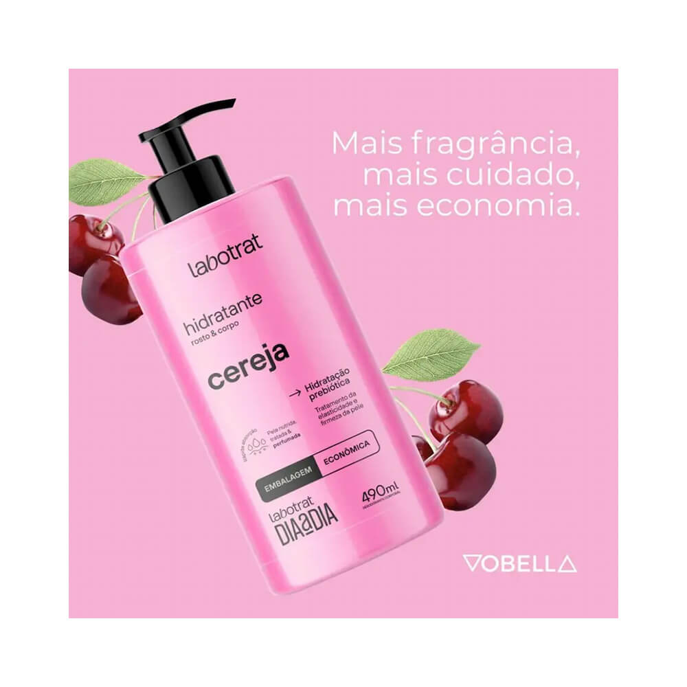 Frasco do hidratante corporal Labotrat Dia a Dia Cereja 490ml com cerejas e folhas ao redor