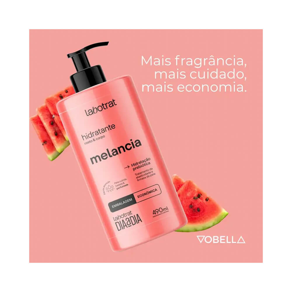 Hidratante Labotrat Dia a Dia Melancia 490ml com fundo rosa e fatias de melancia